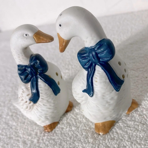 Vintage Ceramic Blue Ribbon Geese Salt & Pepper Shakers - Picture 1 of 11